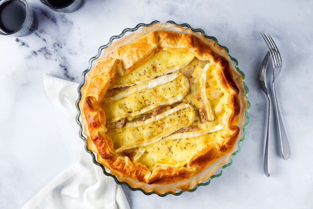 Quiche de pera e queijo e talheres ao lado