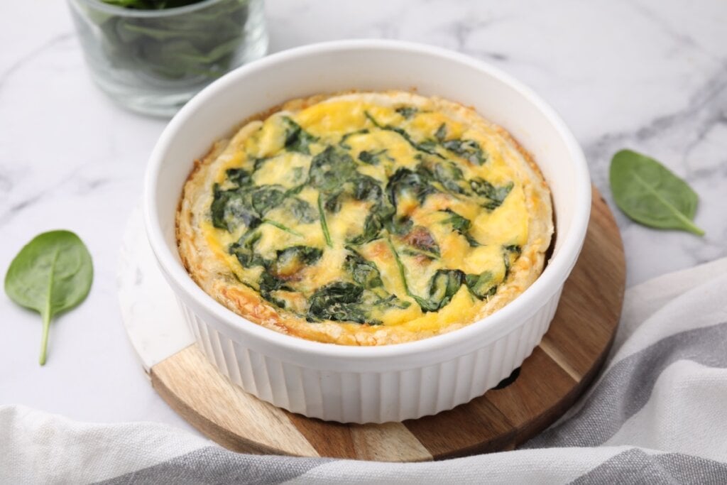 Quiche de batata-doce com espinafre em recipiente branco