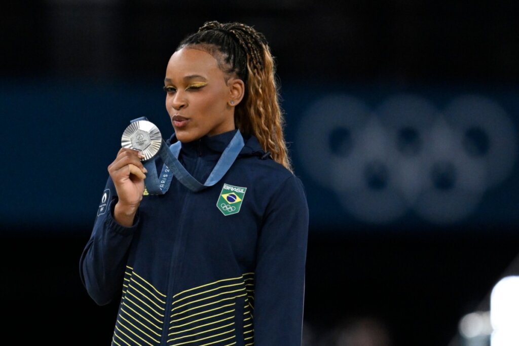 Rebeca Andrade segurando medalha de prata em mãos