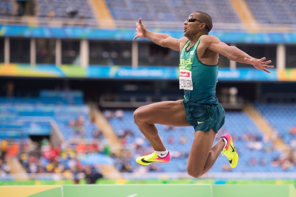 Ricardo Costa, atleta paralímpico, saltando