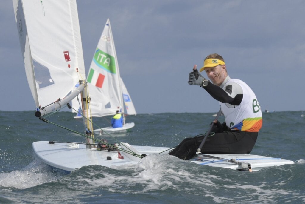 Robert Scheidt durante um evento de campeonato de vela