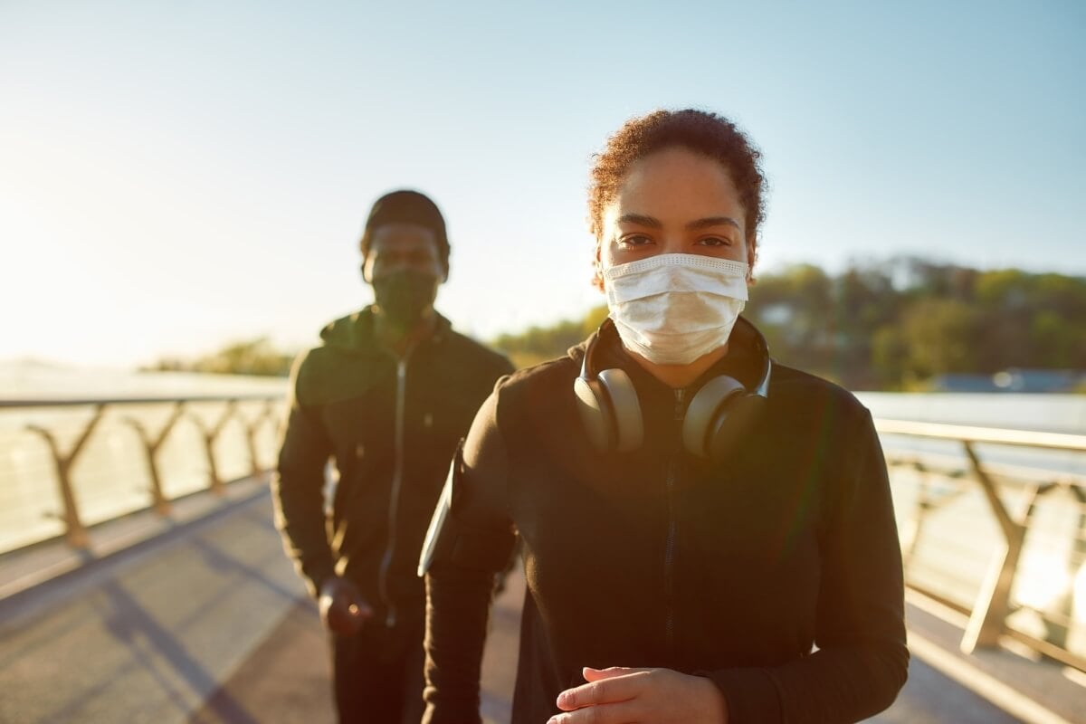 A prática de exercícios físicos durante os dias de tempo seco exige cuidados para evitar danos à saúde (Imagem: BAZA Production | Shutterstock) 