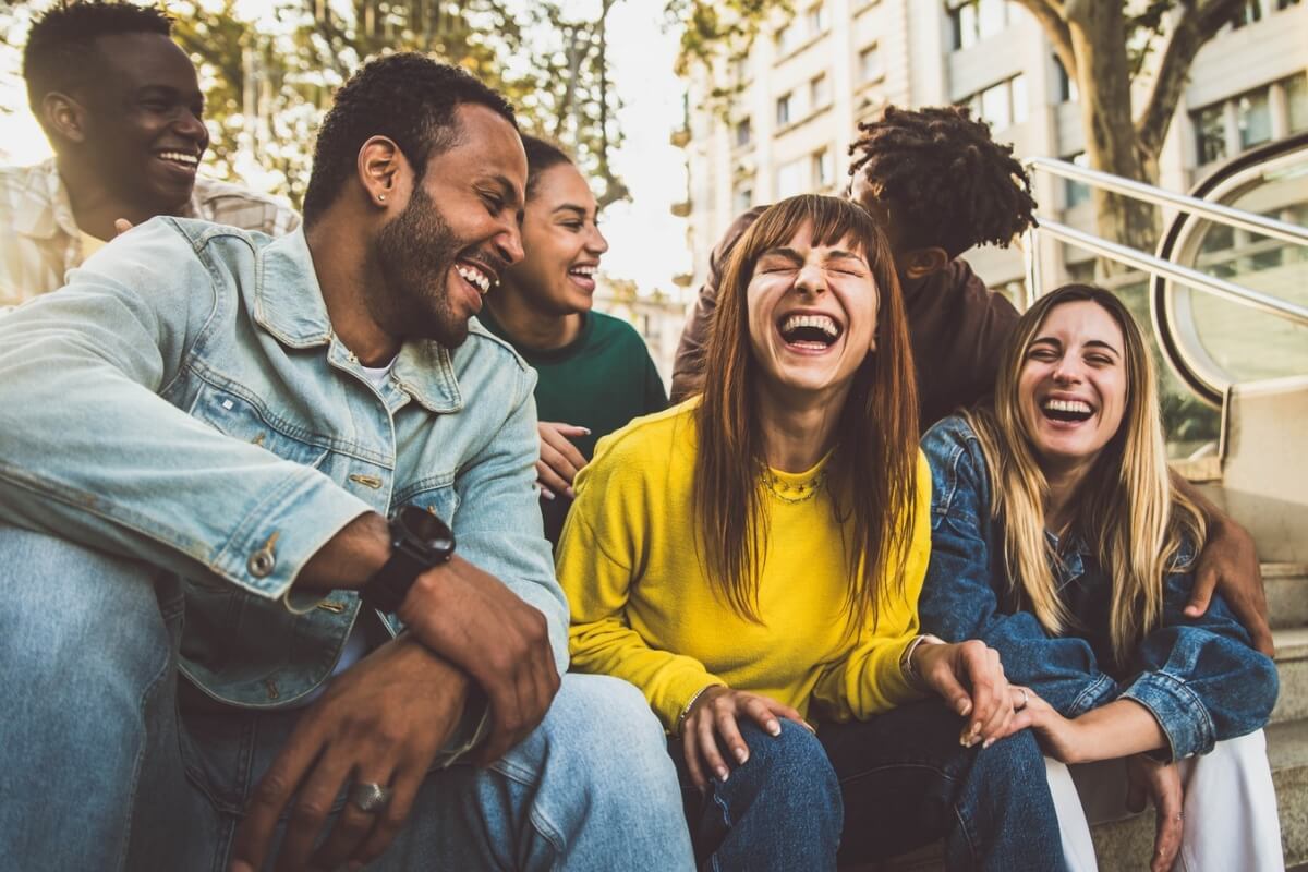 Pessoas felizes cuidam mais de si e isso pode  aumentar a longevidade (Imagem: DavideAngelini | Shutterstock)