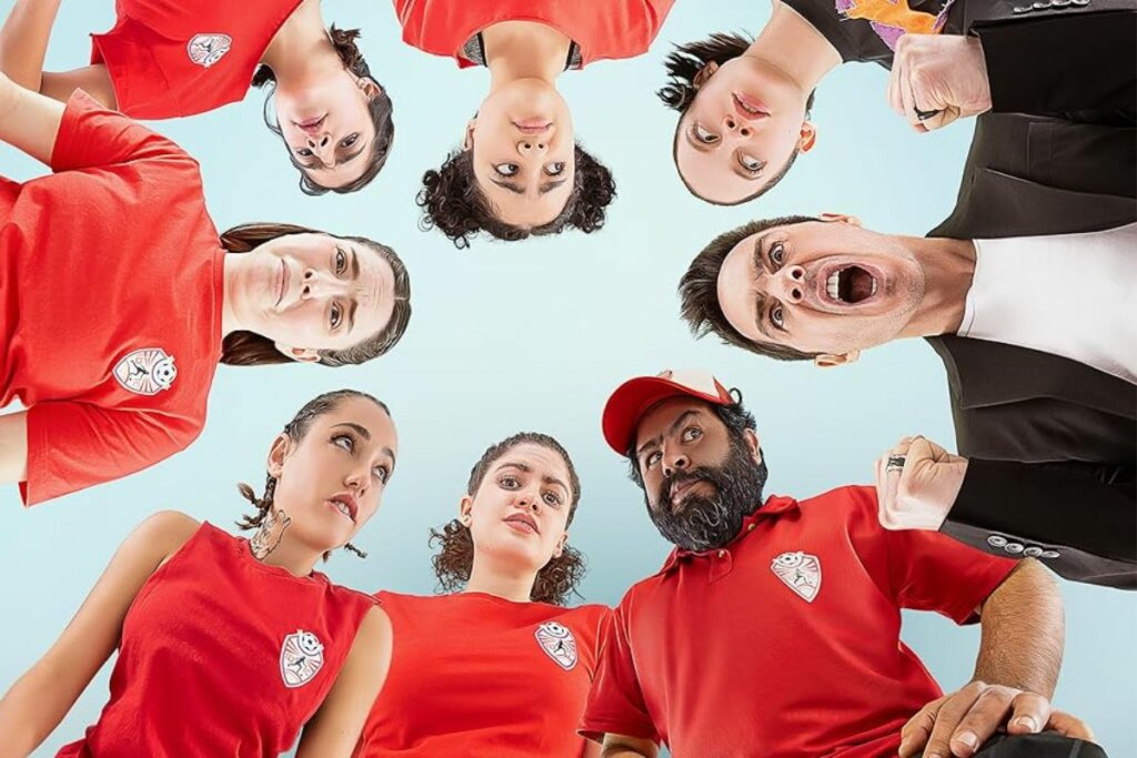 “Las Bravas F.C.” conta a história de um egocêntrico ex-jogador de futebol que tenta transformar um grupo de jogadoras amadoras em profissionais (Imagem: Reprodução digital | WarnerMedia LatinAmerica e The Mediapro Studio)