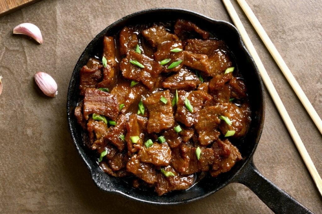 Panela preta com picadinho de carne com vinho tinto