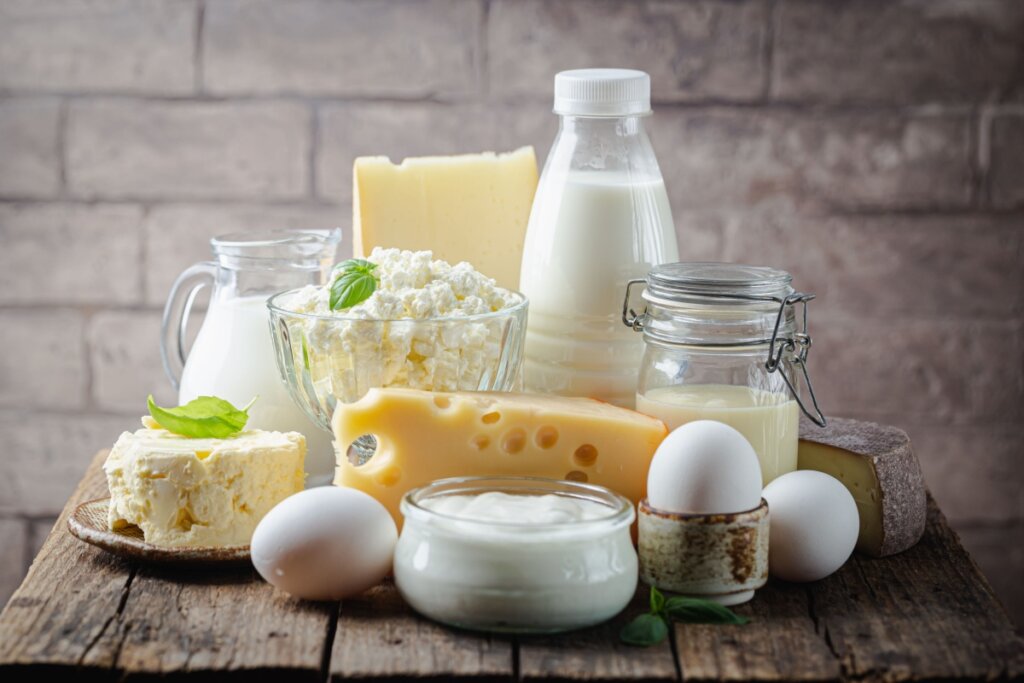 Produtos lácteos frescos, leite, queijo, ovos, iogurte, na mesa de madeira