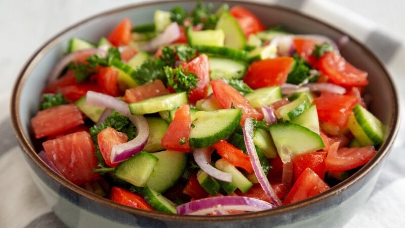 5 saladas para ajudar a combater o inchaço