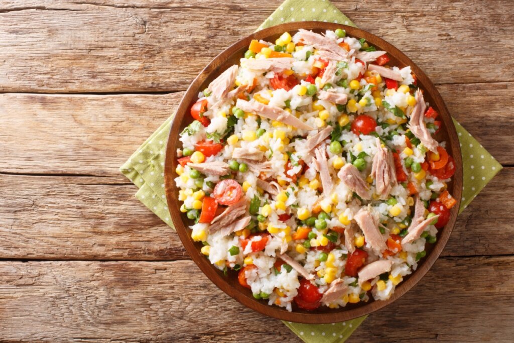 Salada de arroz com atum e legumes (Imagem: AS Foodstudio | Shutterstock)