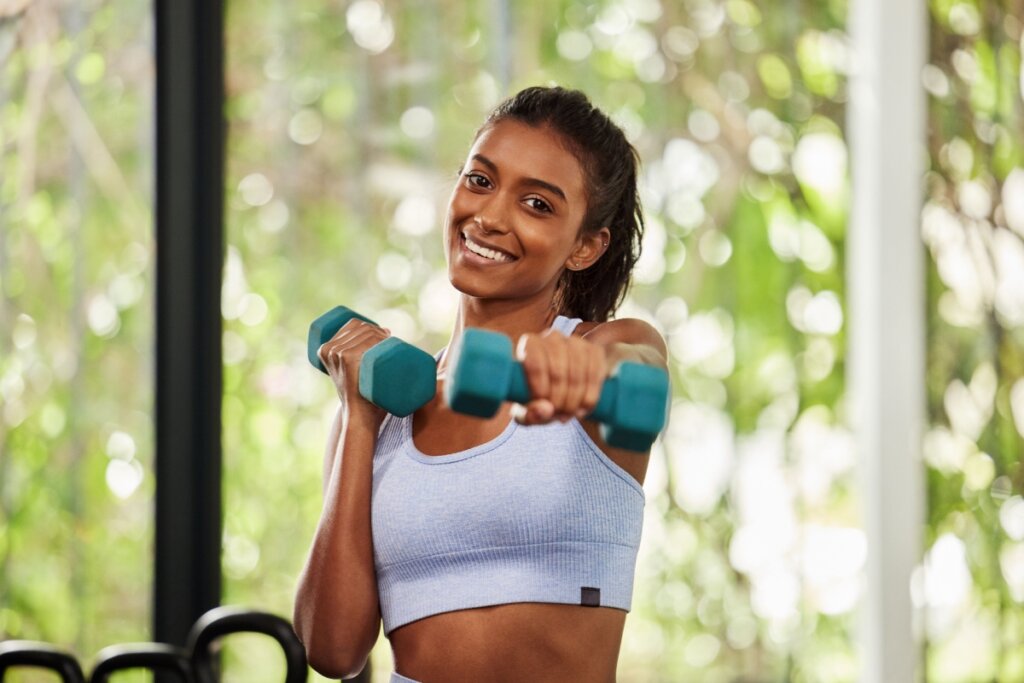 Mulher sorridente praticando exercício físico