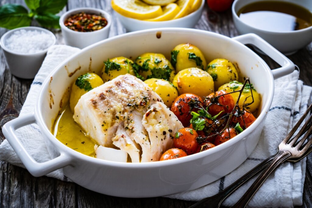 bacalhau, batata e tomate-cereja em assadeira branca