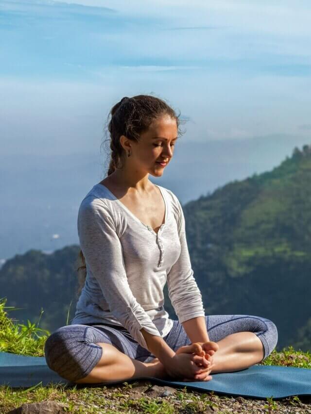 6 posturas de yoga para ajudar a relaxar