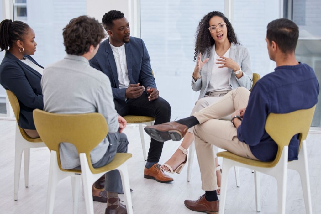 Grupo de funcionários conversando