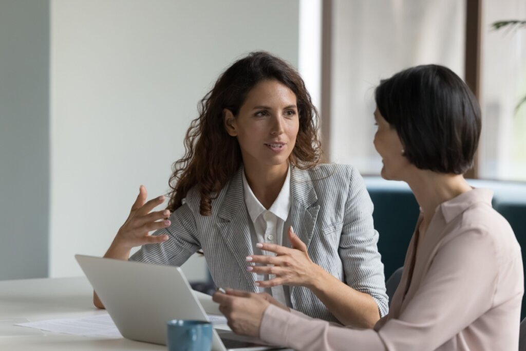 Mulher participando de entrevista de emprego