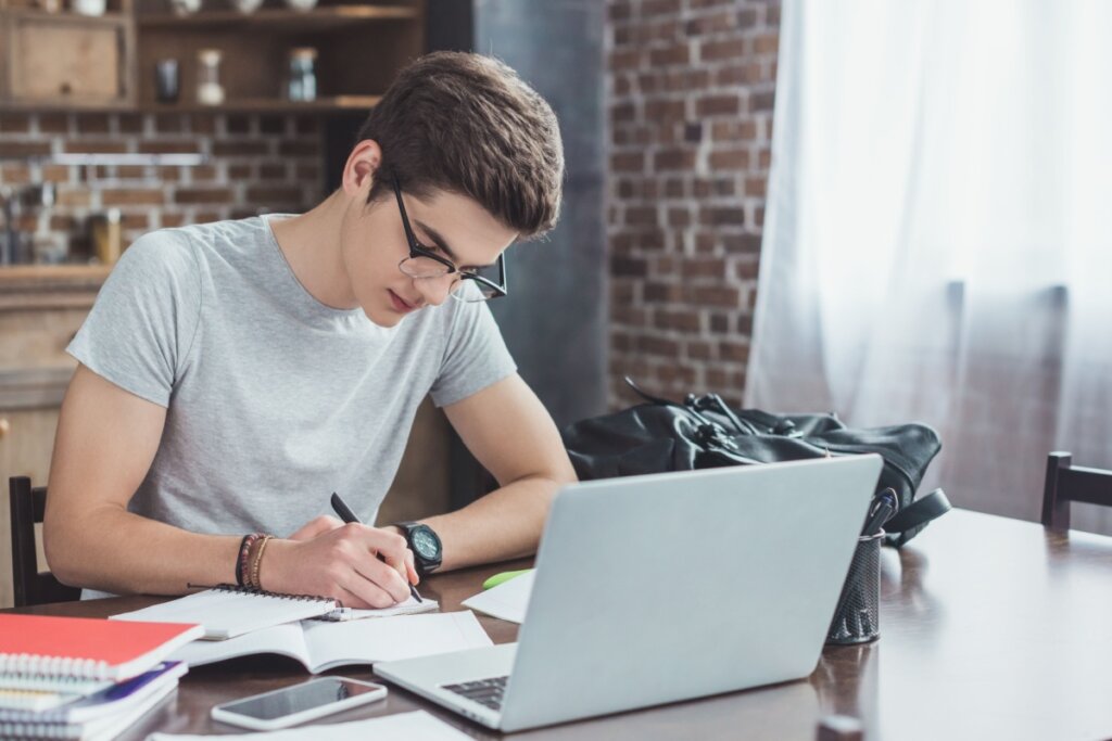 Enem costuma unir disciplinas diferente em uma mesma questão (Imagem: LightField Studios | Shutterstock)