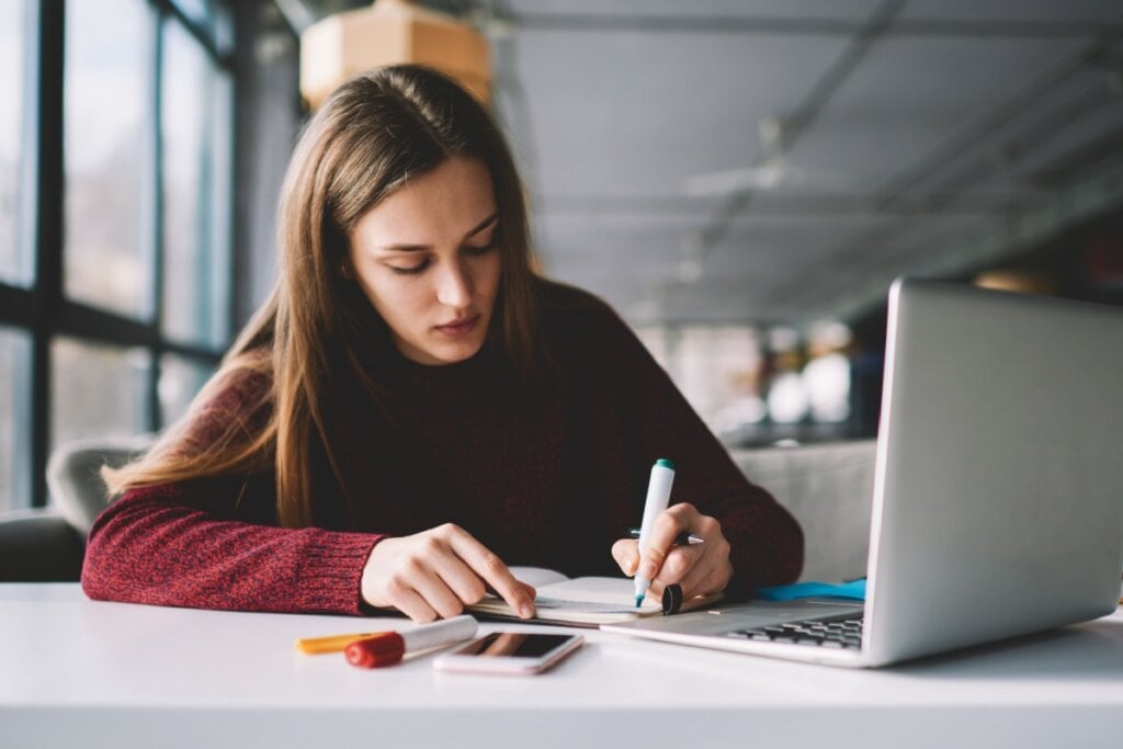 É importante expressar o que está sentindo, seja por meio de conversas ou por meio da escrita (Imagem: GalacticDreamer | Shutterstock)