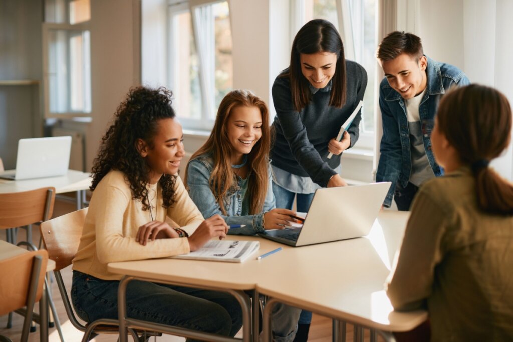 Pratique a língua estrangeira com outras pessoas (Imagem: Drazen Zigic | Shutterstock)