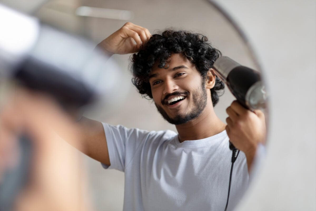 O cuidado com a beleza também é uma preocupação dos homens (Imagem: Prostock-studio | Shutterstock)