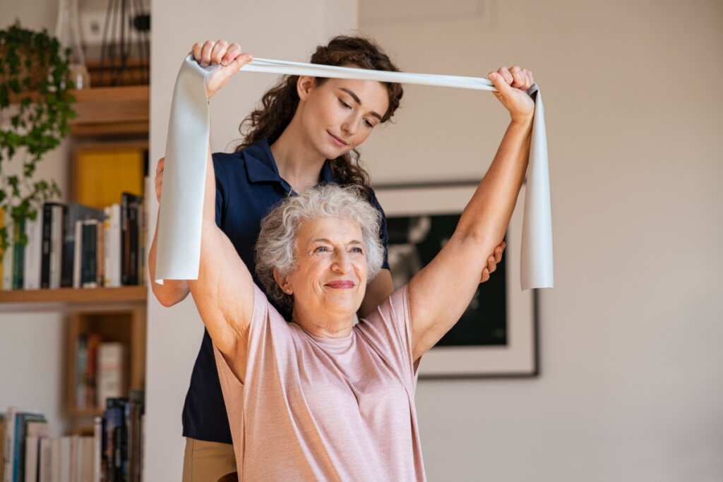 A osteoporose pode atingir mulheres e homens (Imagem: Ground Picture | Shutterstock)