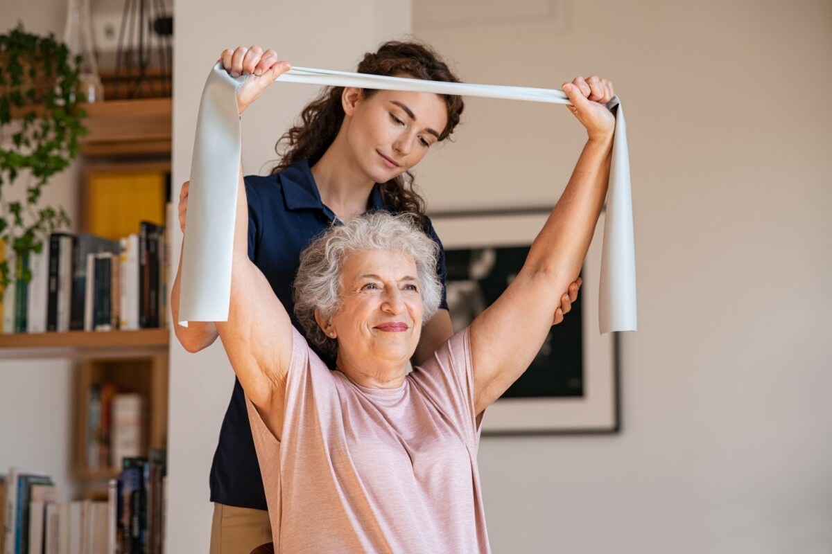 A fisioterapia ajuda a melhorar a qualidade de vida dos idosos (Imagem: Ground Picture | Shutterstock)