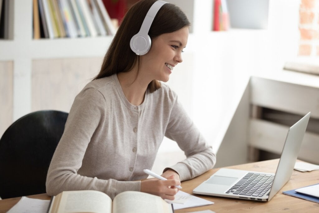 Jovem estudando no computador