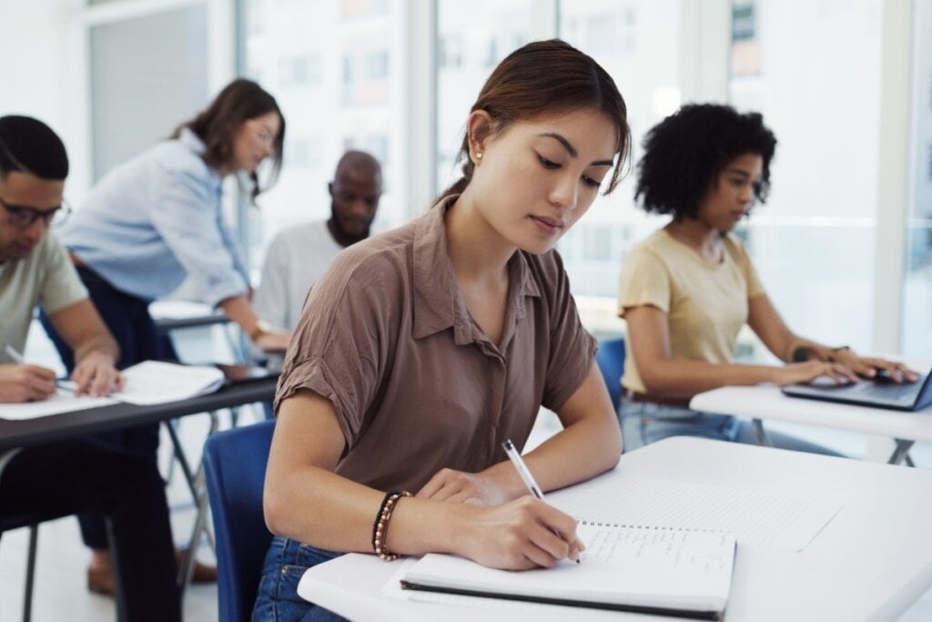 Jovem estudando em sala de aula