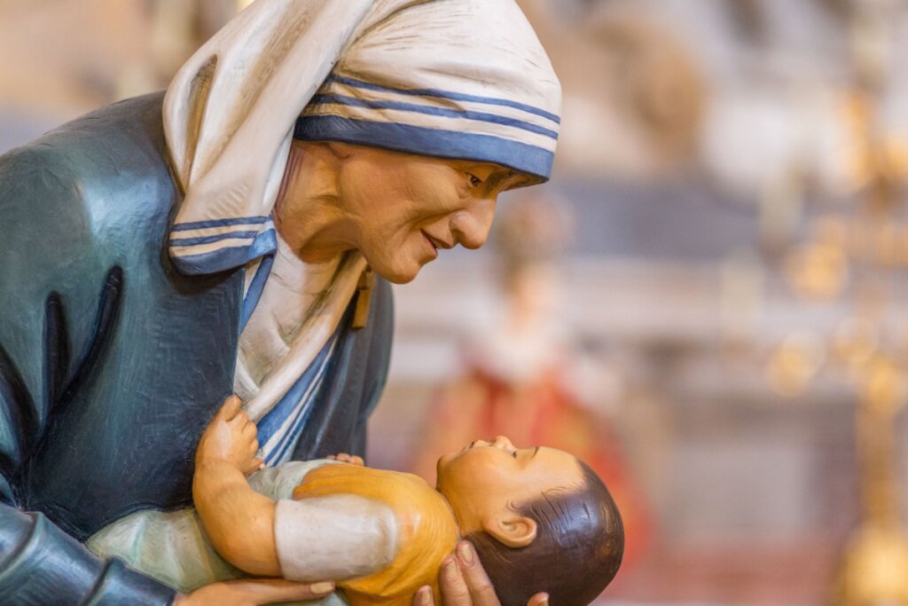 Estátua de Madre Teresa segurando um bebê