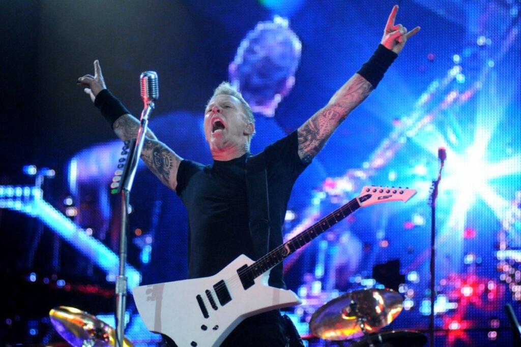 James Hetfield, vocalista e guitarrista da banda Metallica, se apresentando no palco do Rock in Rio