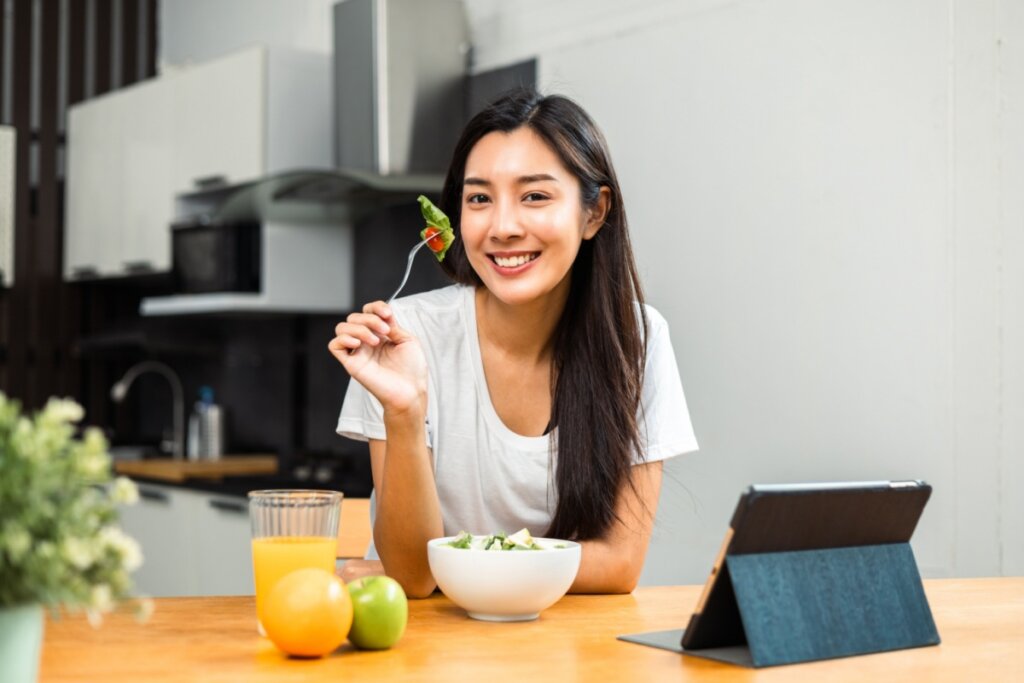 É importante que alimentação atenda às necessidades nutricionais de cada pessoa (Imagem: GBJSTOCK | Shutterstock)