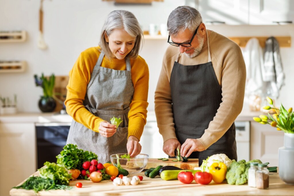 A alimentação é essencial para a saúde física e mental da terceira idade (Imagem: Evgeny Atamanenko | Shutterstock)