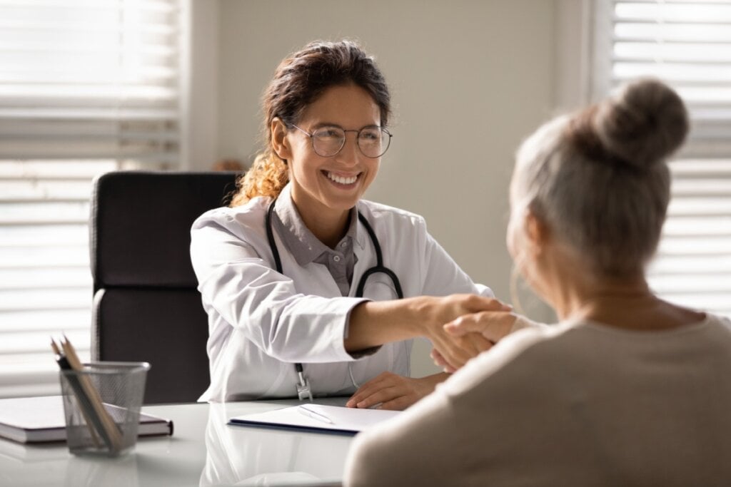 Mulher em consulta no médico