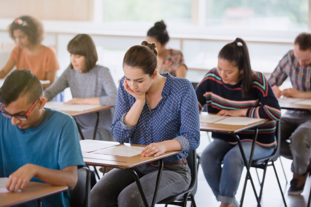 Jovens realizando prova de vestibular