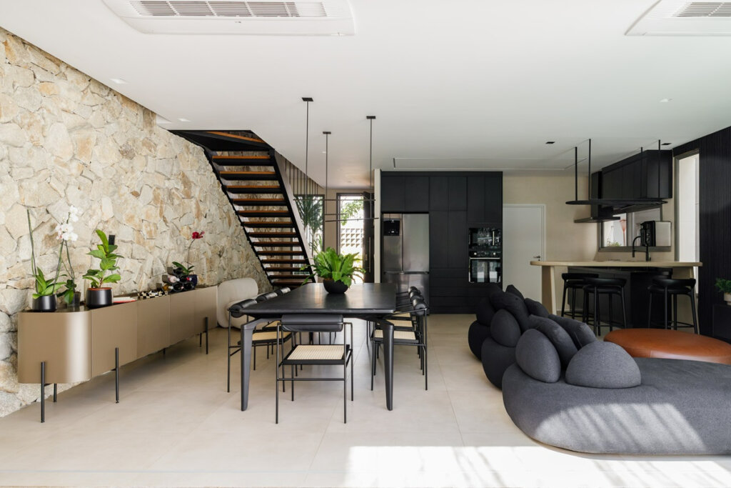 Living decorado com itens pretos e um sofá preto