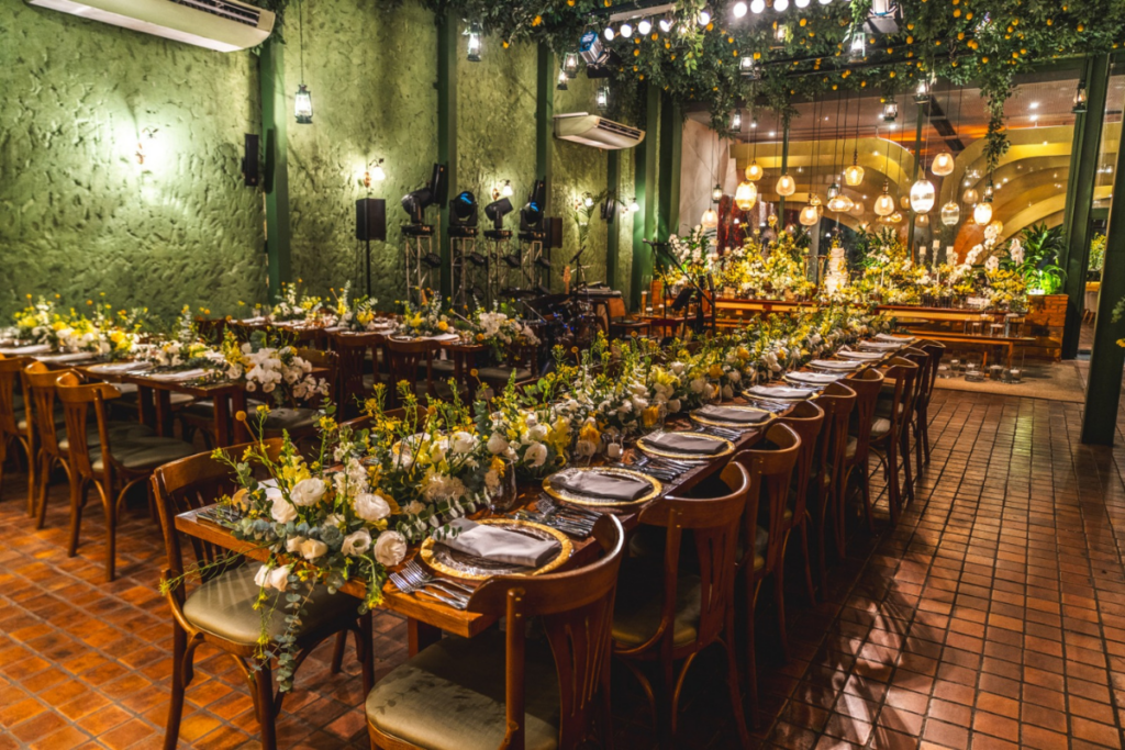 mesa grande de festa decorada com arranjos florais