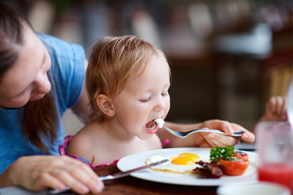 O ovo oferece uma nutrição completa e equilibrada para as crianças (Imagem: BlueOrange Studio | Shutterstock)