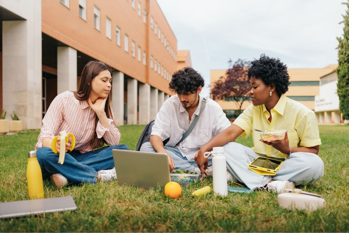 Alimentação e sono de qualidade podem aumentar o desempenho dos estudantes no Enem (Imagem: alvan.ph | Shutterstock) 