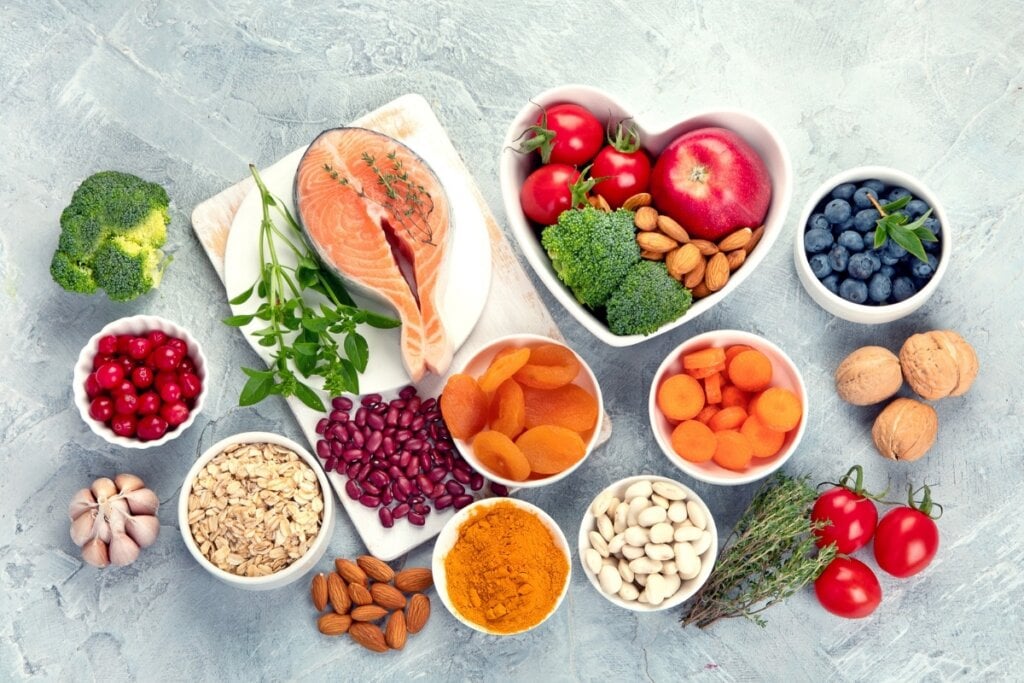 Dieta rica em nutrientes, acompanhada de uma orientação médica, oferece benefícios durante a menopausa (Imagem: Tatjana Baibakova | Shutterstock)