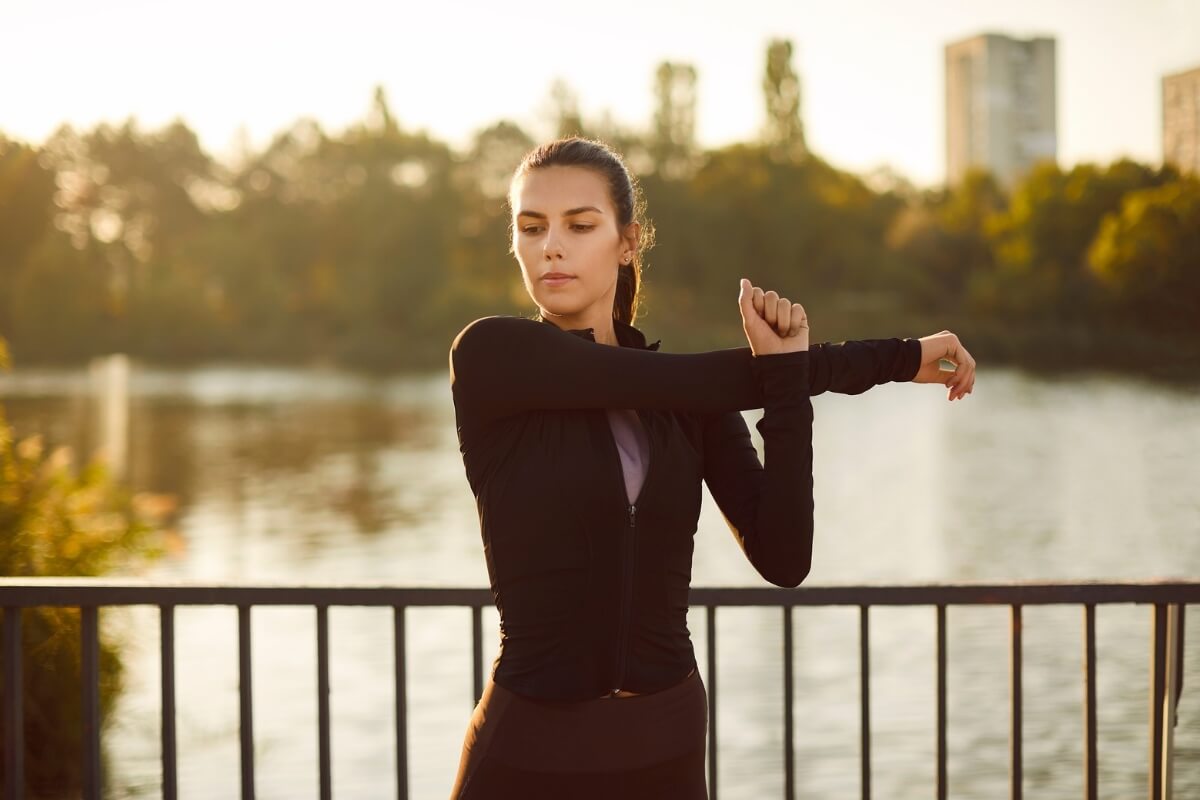 Adotar alguns cuidados com o corpo evita lesões e aumenta a performance durante as atividades físicas (Imagem: Studio Romantic | Shutterstock) 