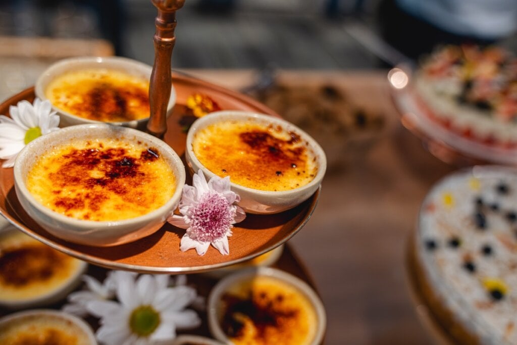 Creme brulee de limão em recipientes