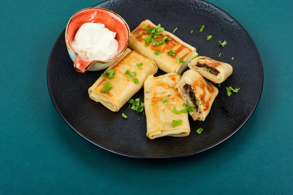 Crepes recheados com fígado bovino (Imagem: Lunov Mykola | Shutterstock)