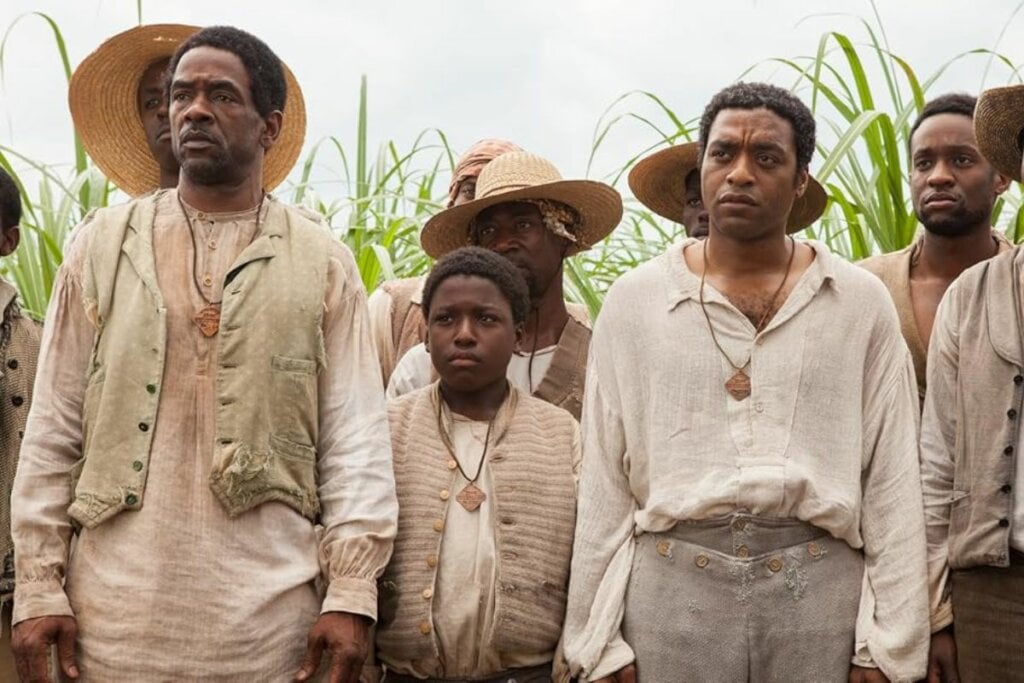 “Doze Anos de Escravidão” retrata a vida de Solomon Northup, um homem negro livre que é sequestrado e vendido como escravo (Imagem: Reprodução digital |  20th Century Studios, Lions Gate Entertainment, Walt Disney Studios Motion Pictures, Mars Films, Filmcompagniet e SF Film)