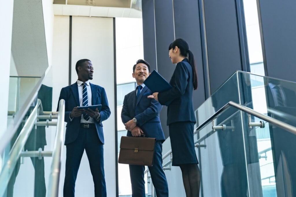 A profissão de intérprete/tradutor promove o intercâmbio cultural entre pessoas e empresas (Imagem: metamorworks | Shutterstock)