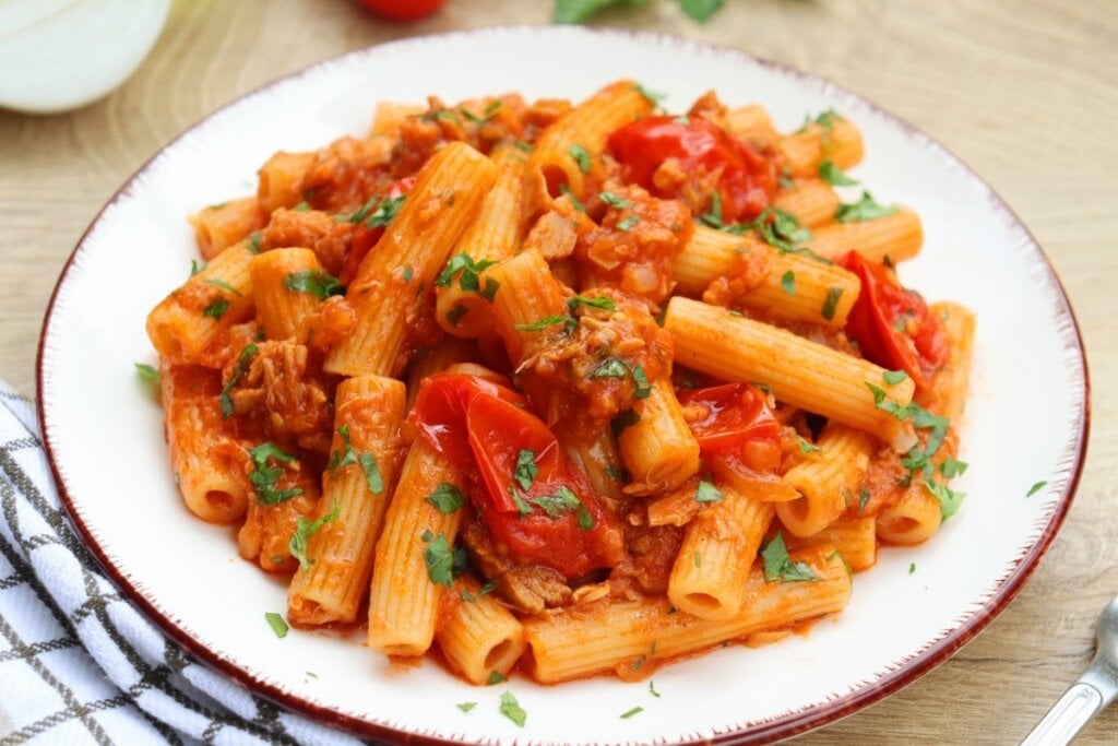 Macarrão com atum e molho de tomate (Imagem: KANGIITALY | Shutterstock) 