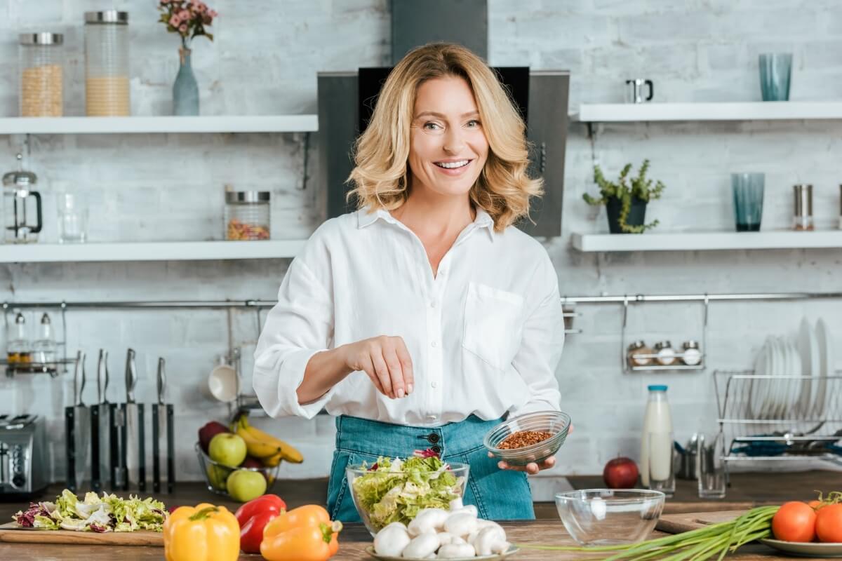 Alimentação saudável ajuda a reduzir os sintomas da menopausa e aumenta a qualidade de vida (Imagem: LightField Studios | Shutterstock) 