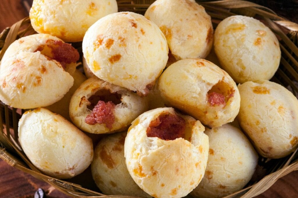 Pão de queijo com calabresa (Imagem: rocharibeiro | Shutterstock)