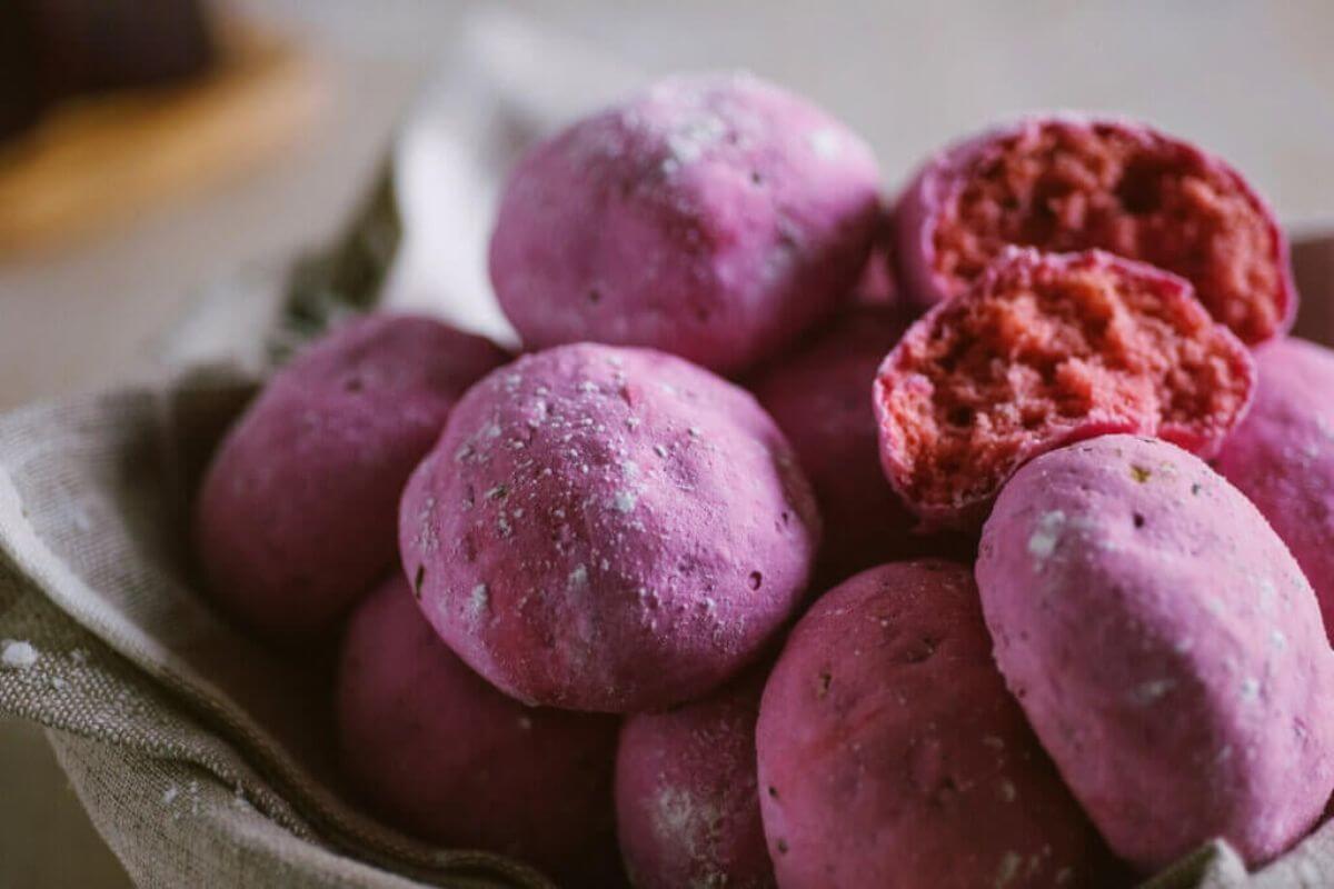 Pão de queijo de batata-doce roxa (Imagem: About64 | Shutterstock)