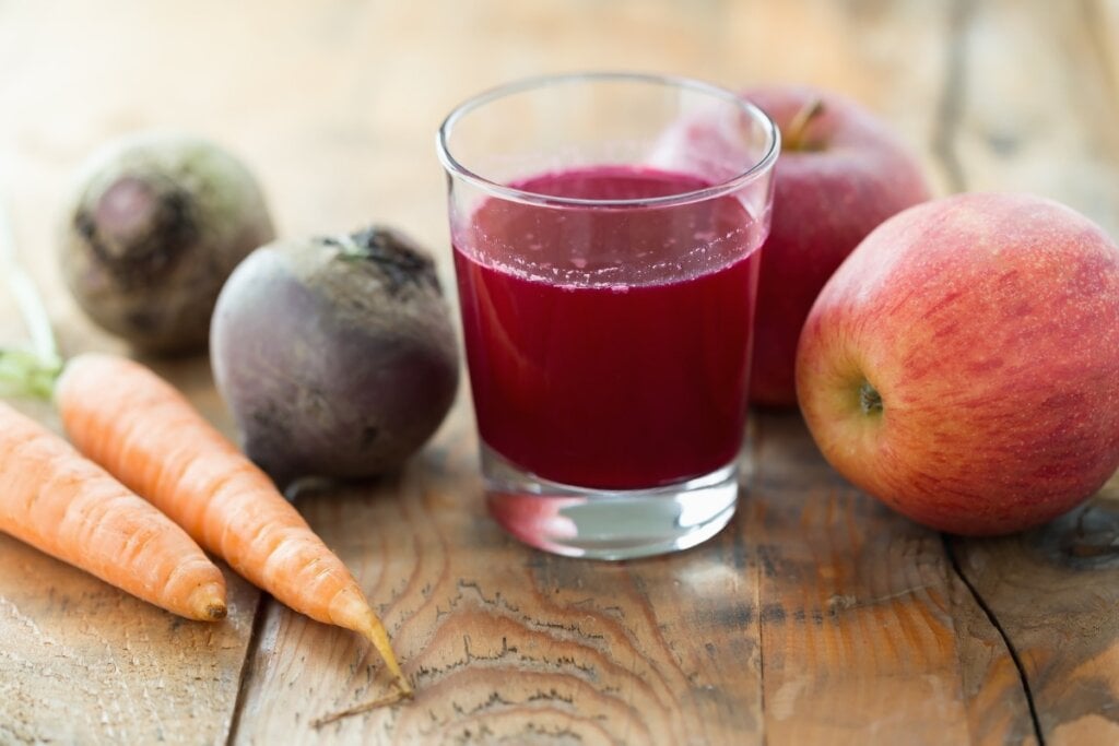 Suco de beterraba com maçã e cenoura (Imagem: Melica | Shutterstock)