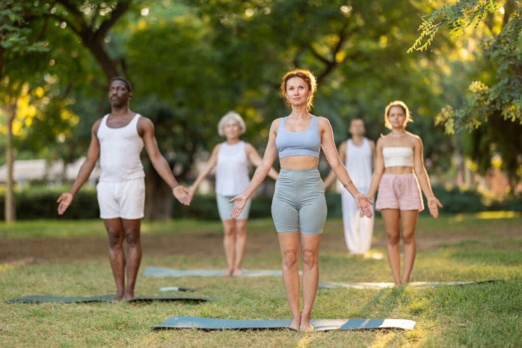 A tadasana é uma postura que ajuda a melhorar a consciência corporal (Imagem: BearFotos | Shutterstock)