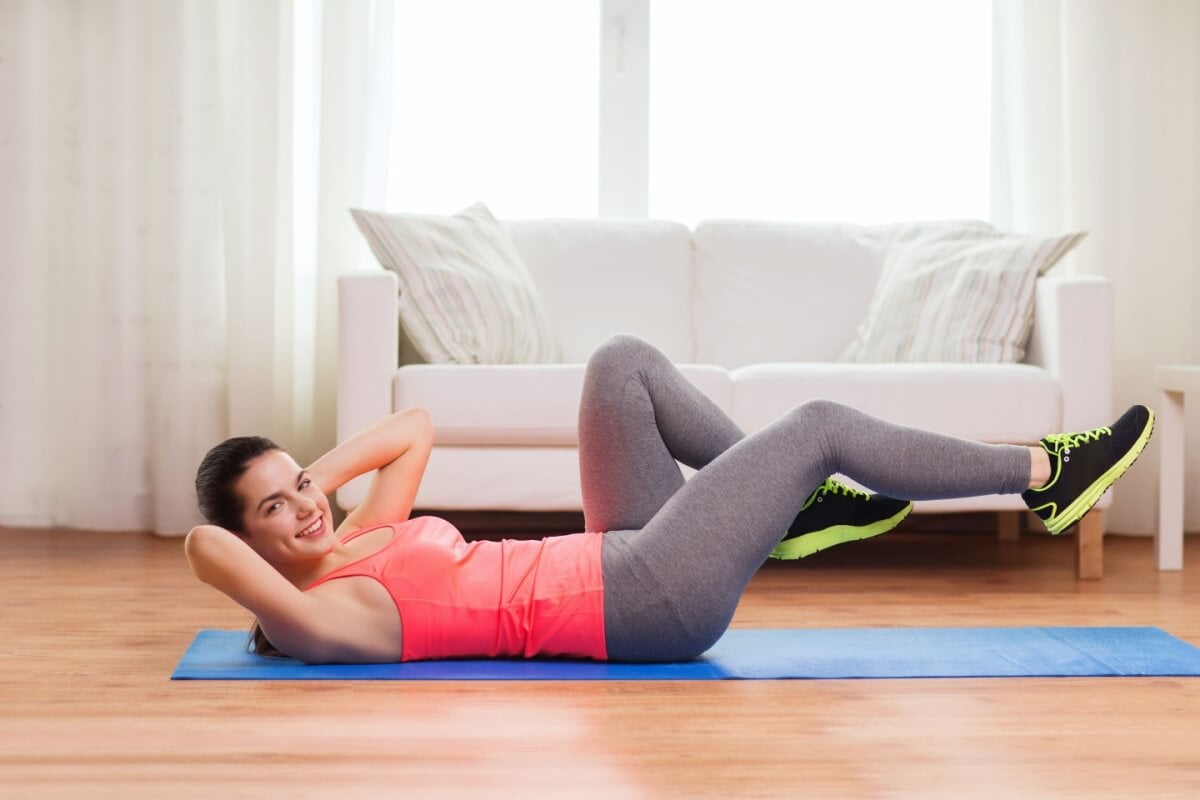 Exercícios abdominais fortalecem o core, região do corpo fundamental para saúde (Imagem: Ground Picture | Shutterstock)