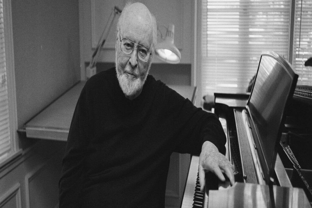 O documentário ‘A música de John Williams’ relata a trajetória de sucesso do maestro com suas trilhas sonoras icônicas (Imagem: Reprodução digital | Disney+)