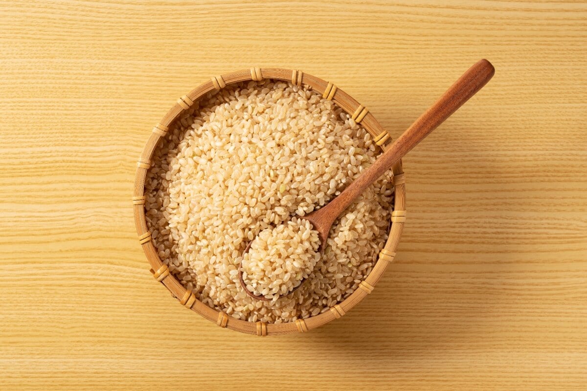 O arroz integral oferece diversos benefícios à saúde (Imagem: masa44 | Shutterstock)